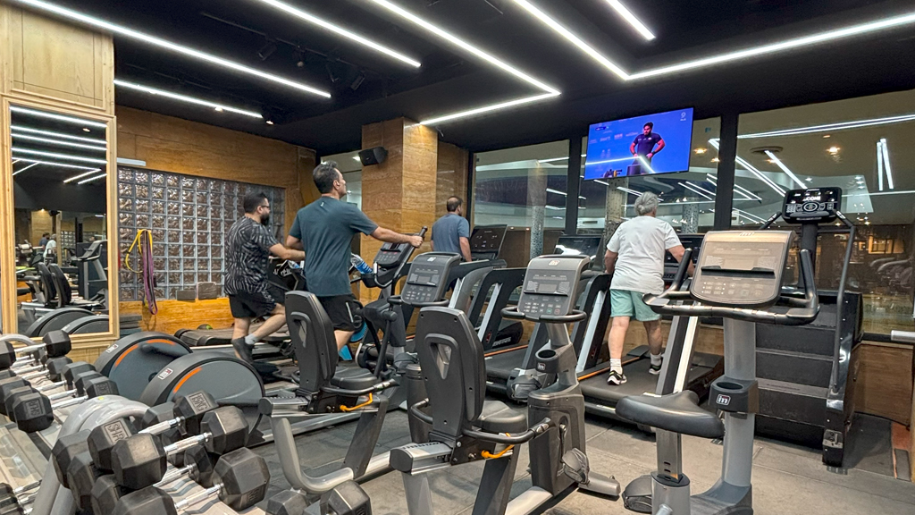 مجموعه ورزشی هتل بزرگ چمران